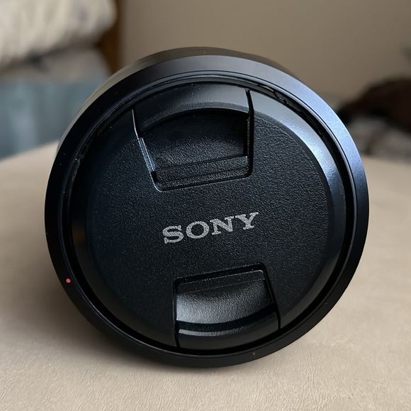 New Sony FE 16–35mm F4 ZA OSS Full-frame Wide-angle Zoom ZEISS Lens - Picture 3 of 9